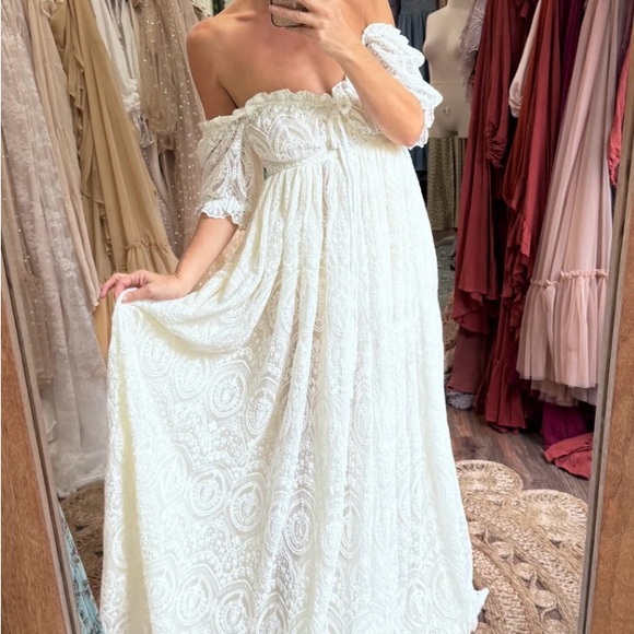 Elegant White Lace Maxi Dress - Picture 5 of 5